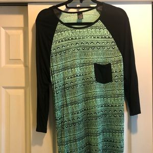 Women size large quarter sleeve shirt